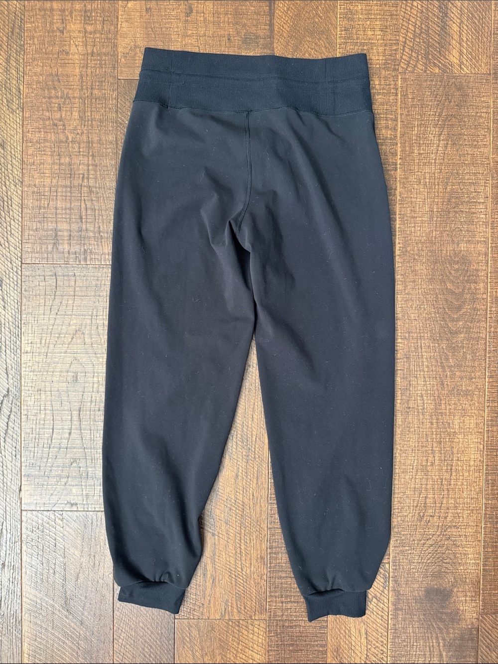 Vuori Women’s Daily Jogger in Black - Picture 5 of 8